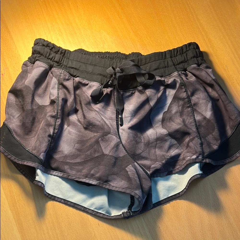 Lululemon Hotty Hot low rise drawstring shorts 2.5”